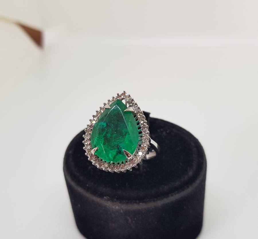 ZÜMRÜT VE PIRLANTA TAŞLI DAMLA MODELİ YÜZÜK