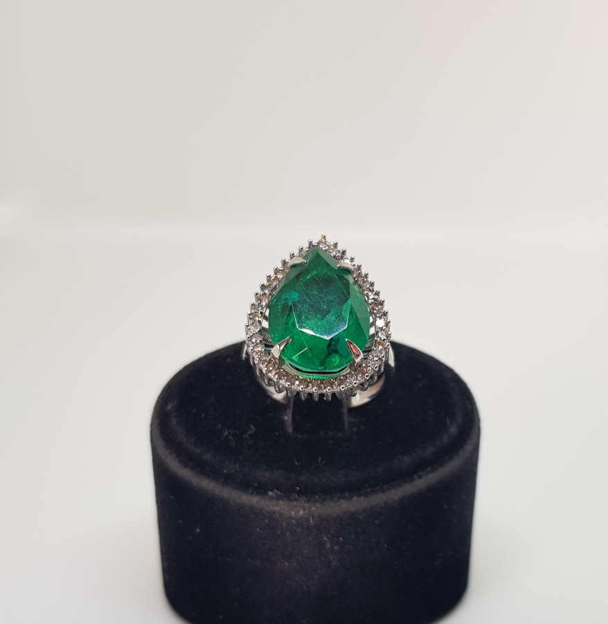 ZÜMRÜT VE PIRLANTA TAŞLI DAMLA MODELİ YÜZÜK