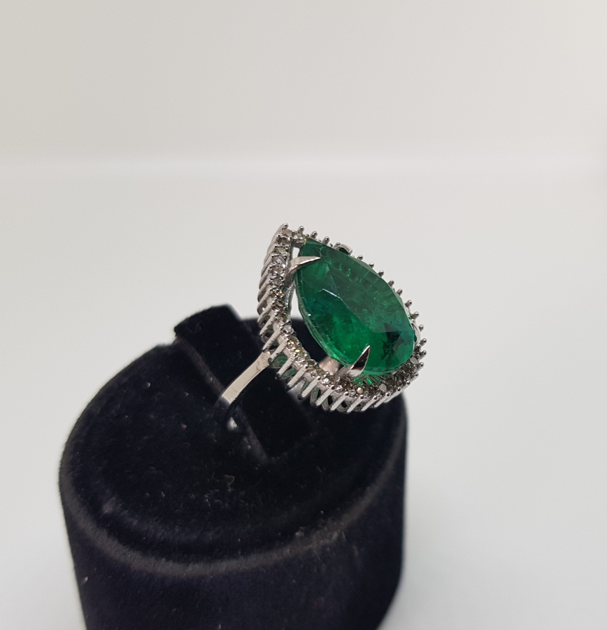 ZÜMRÜT VE PIRLANTA TAŞLI DAMLA MODELİ YÜZÜK