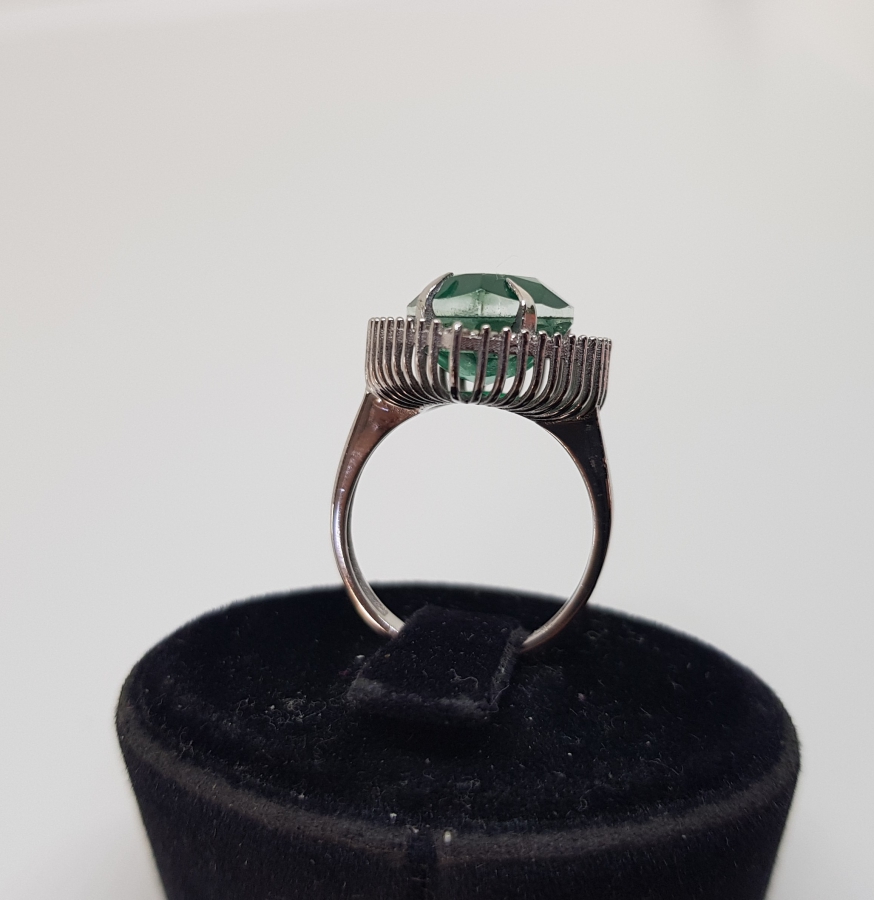 ZÜMRÜT VE PIRLANTA TAŞLI DAMLA MODELİ YÜZÜK