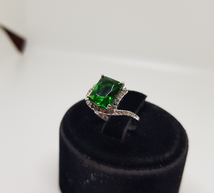 ZÜMRÜT VE PIRLANTA TAŞLI DİKDÖRTGEN MODEL YÜZÜK