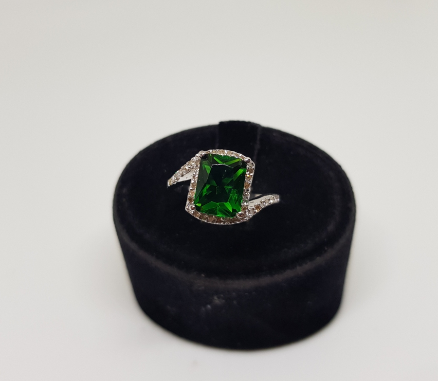 ZÜMRÜT VE PIRLANTA TAŞLI DİKDÖRTGEN MODEL YÜZÜK