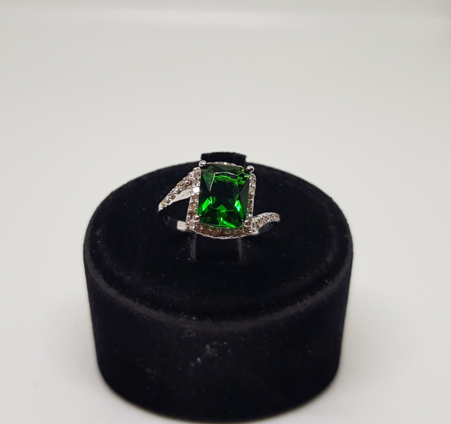 ZÜMRÜT VE PIRLANTA TAŞLI DİKDÖRTGEN MODEL YÜZÜK