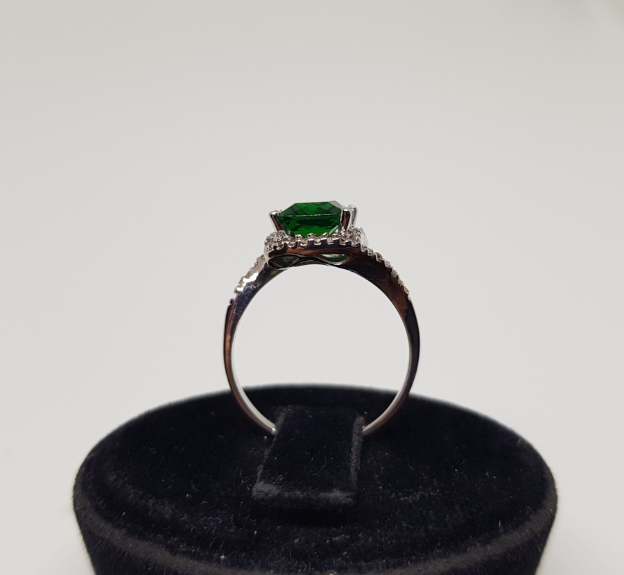 ZÜMRÜT VE PIRLANTA TAŞLI DİKDÖRTGEN MODEL YÜZÜK