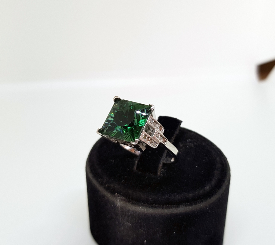 PIRLANTA VE JADE TAŞLI YÜZÜK