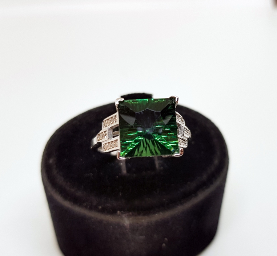 PIRLANTA VE JADE TAŞLI YÜZÜK