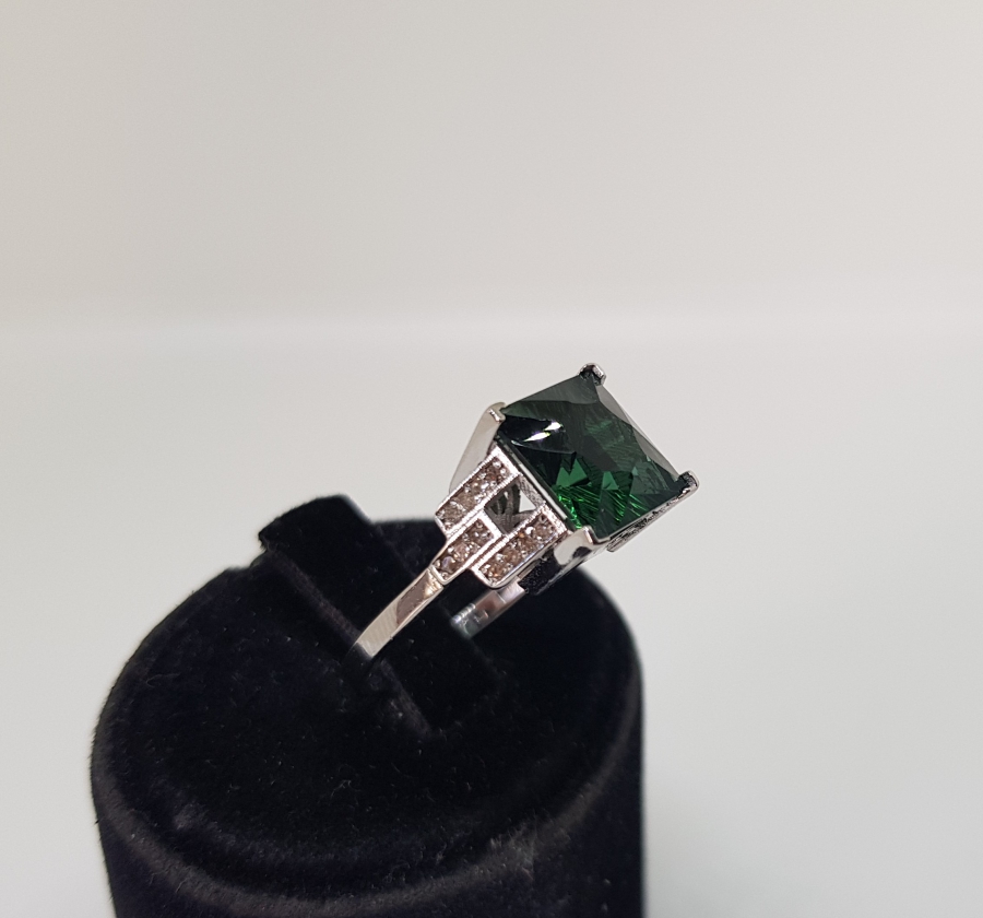 PIRLANTA VE JADE TAŞLI YÜZÜK