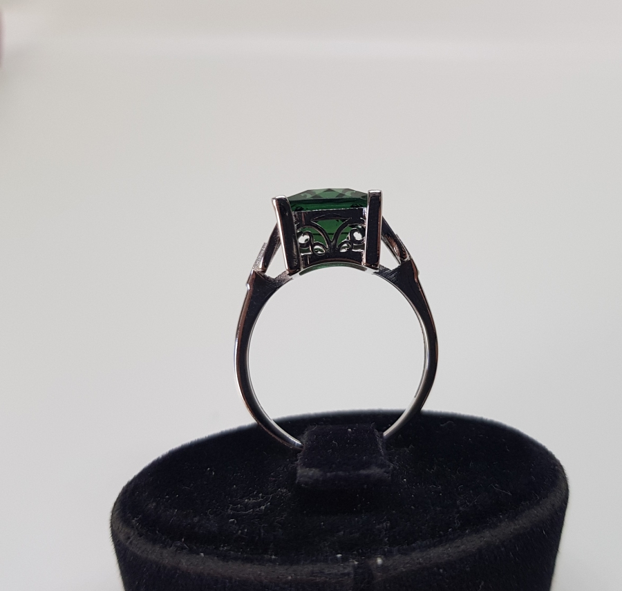 PIRLANTA VE JADE TAŞLI YÜZÜK