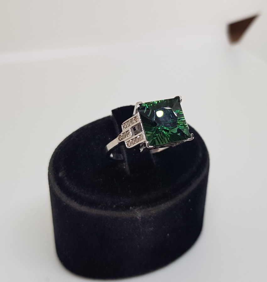 PIRLANTA VE JADE TAŞLI YÜZÜK