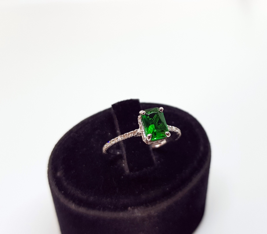 PIRLANTA VE ZÜMRÜT TAŞLI BAGET MODEL YÜZÜK