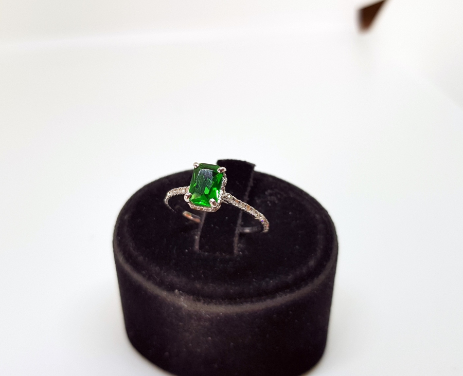 PIRLANTA VE ZÜMRÜT TAŞLI BAGET MODEL YÜZÜK