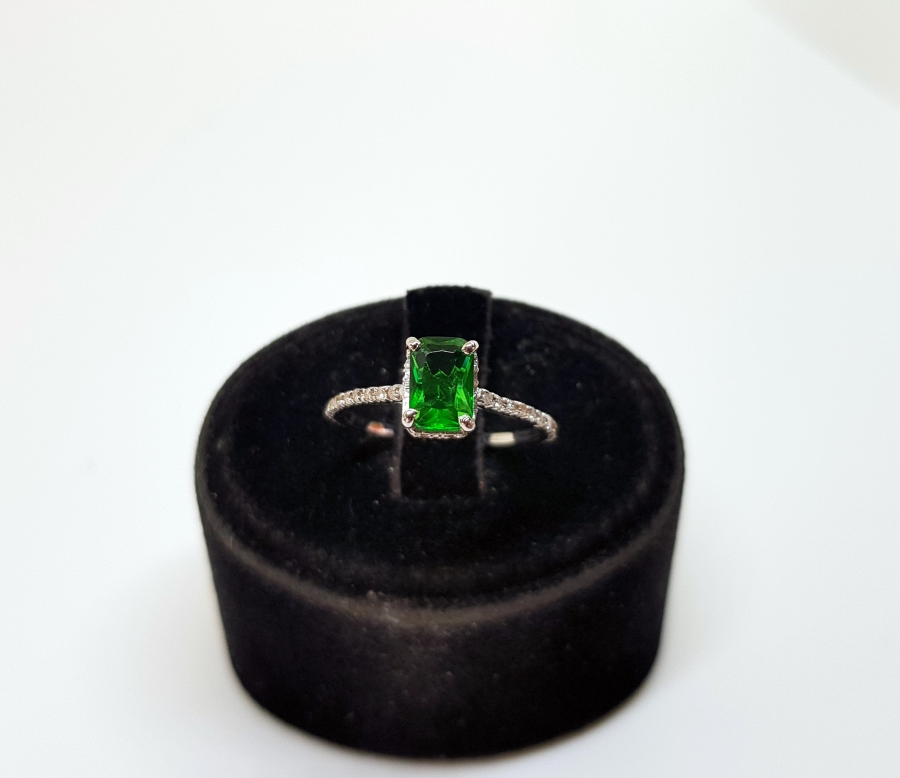 PIRLANTA VE ZÜMRÜT TAŞLI BAGET MODEL YÜZÜK