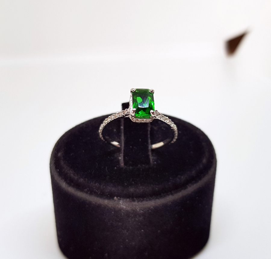 PIRLANTA VE ZÜMRÜT TAŞLI BAGET MODEL YÜZÜK