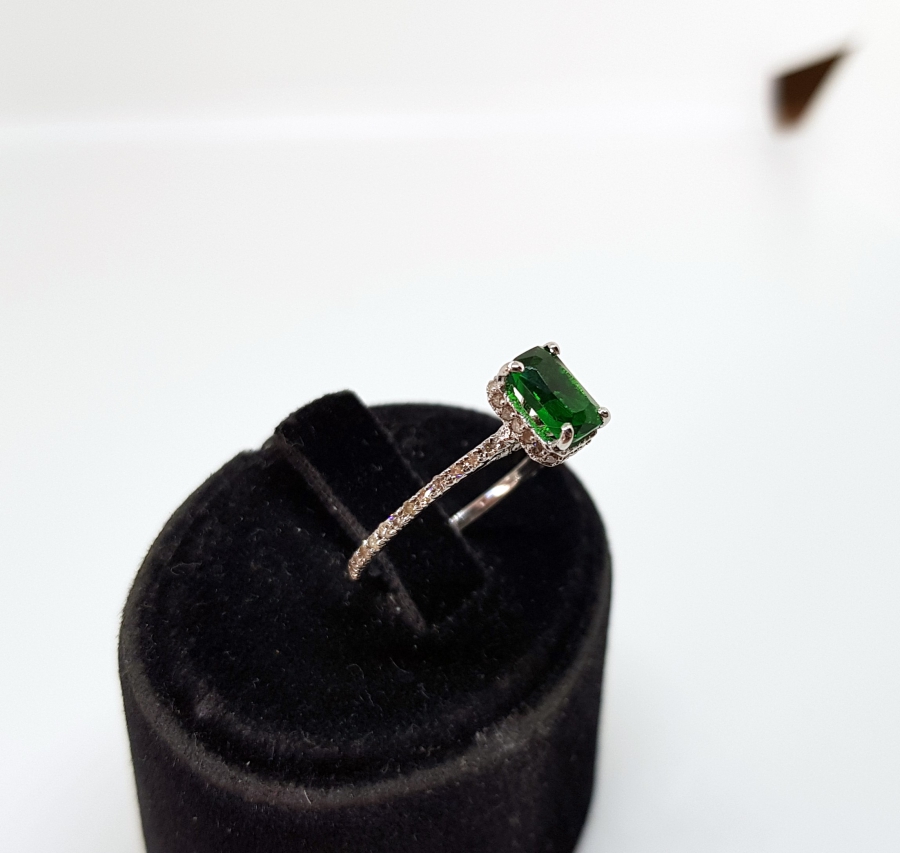 PIRLANTA VE ZÜMRÜT TAŞLI BAGET MODEL YÜZÜK