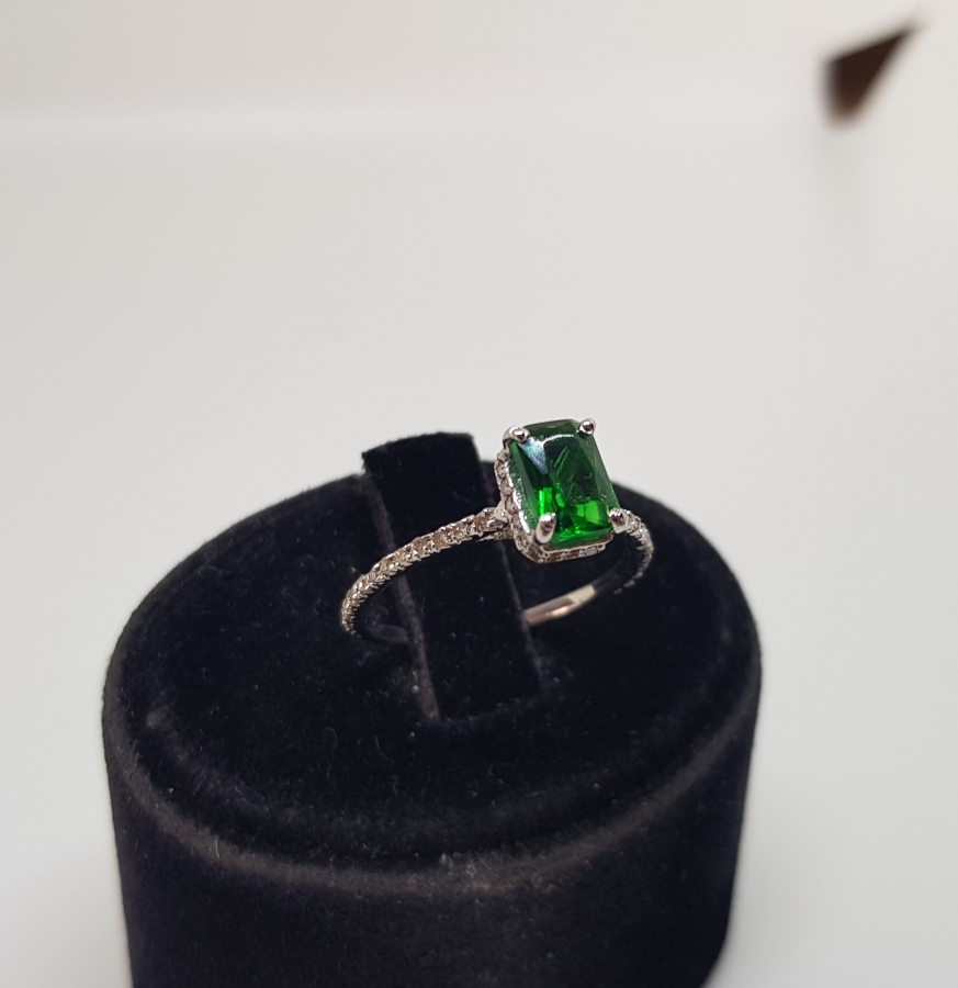 PIRLANTA VE ZÜMRÜT TAŞLI BAGET MODEL YÜZÜK