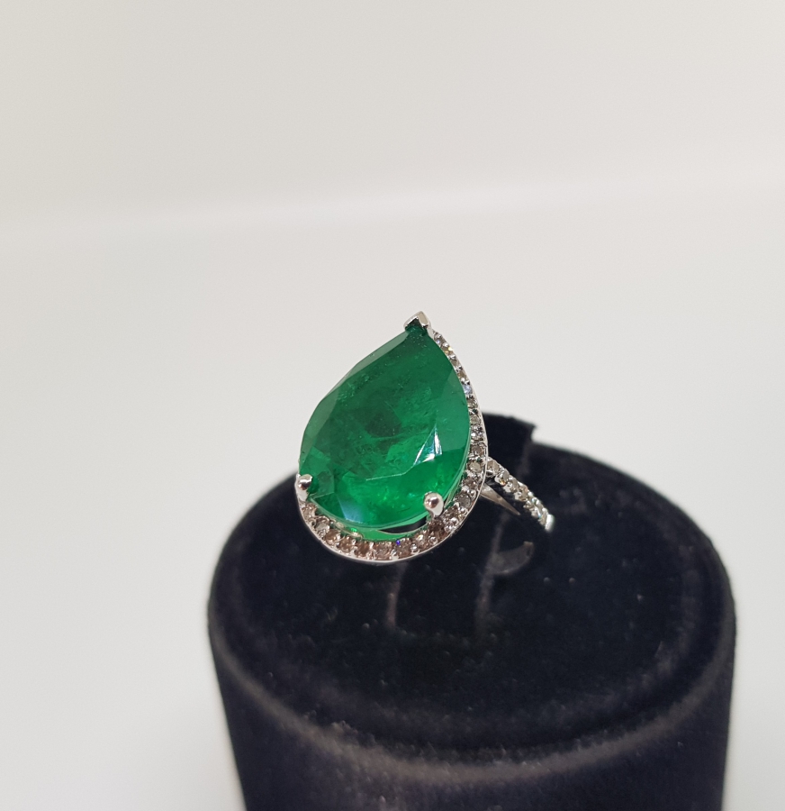 PIRLANTA VE ZÜMRÜT TAŞLI DAMLA MODEL YÜZÜK