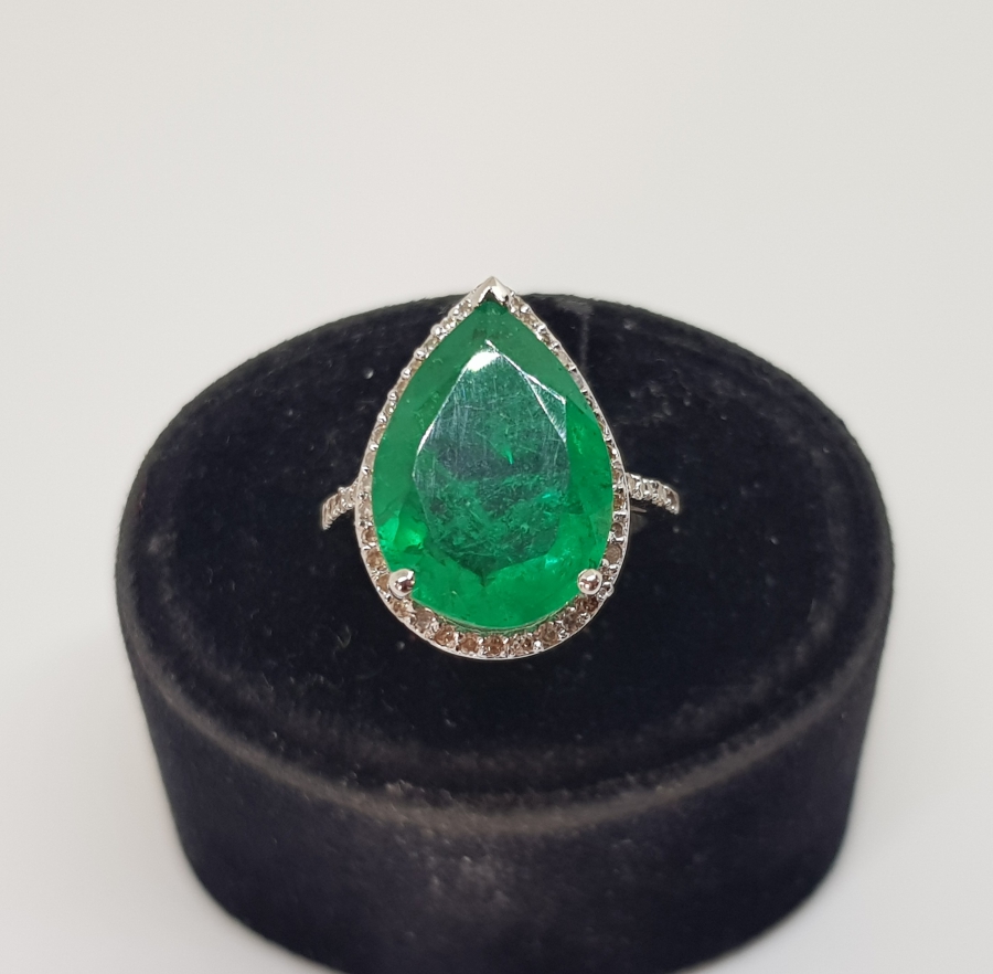 PIRLANTA VE ZÜMRÜT TAŞLI DAMLA MODEL YÜZÜK