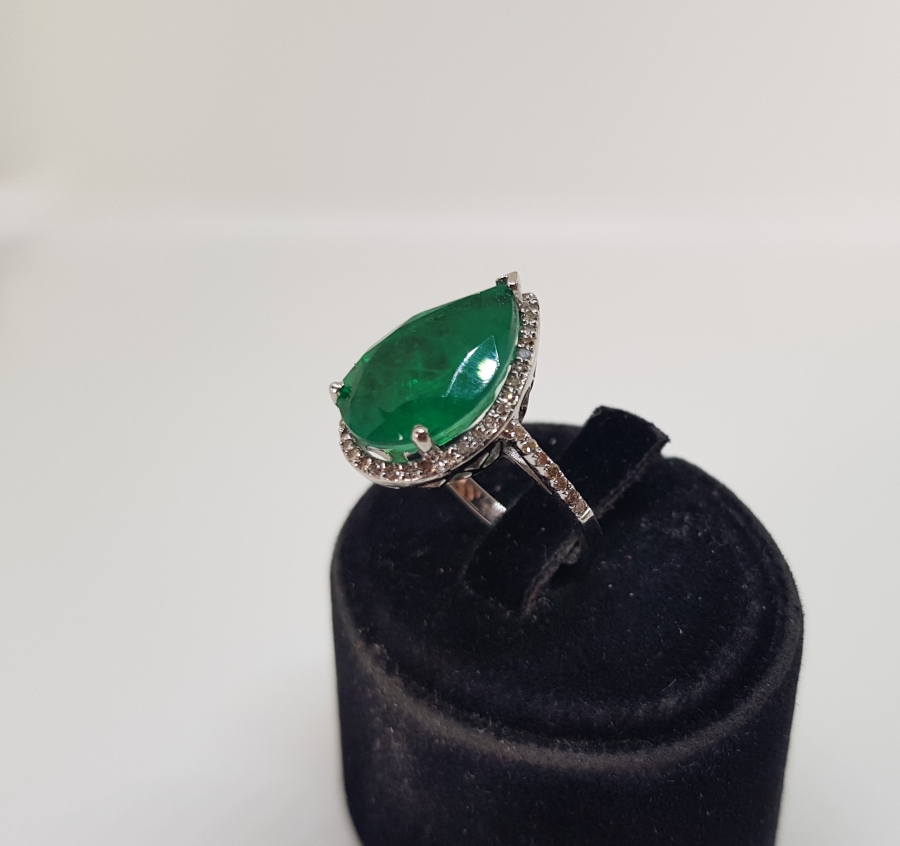 PIRLANTA VE ZÜMRÜT TAŞLI DAMLA MODEL YÜZÜK