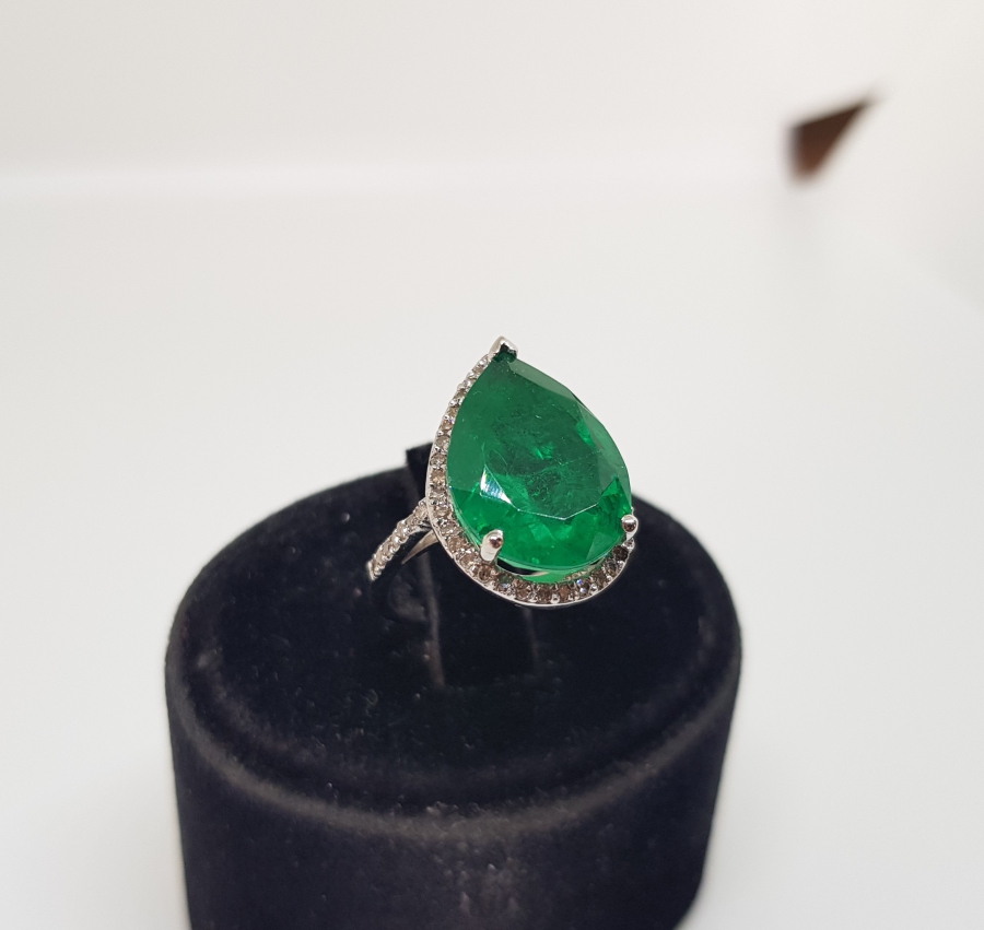 PIRLANTA VE ZÜMRÜT TAŞLI DAMLA MODEL YÜZÜK