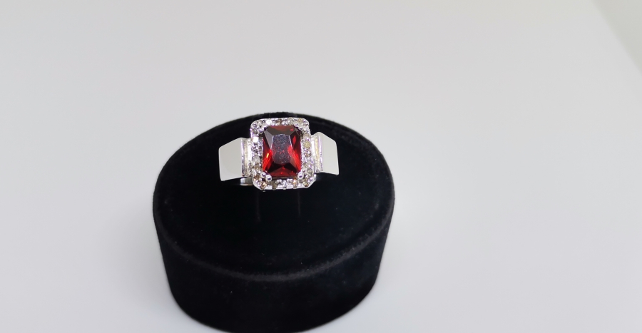 PIRLANTA VE YAKUT TAŞLI BÜYÜK BAGET YÜZÜK