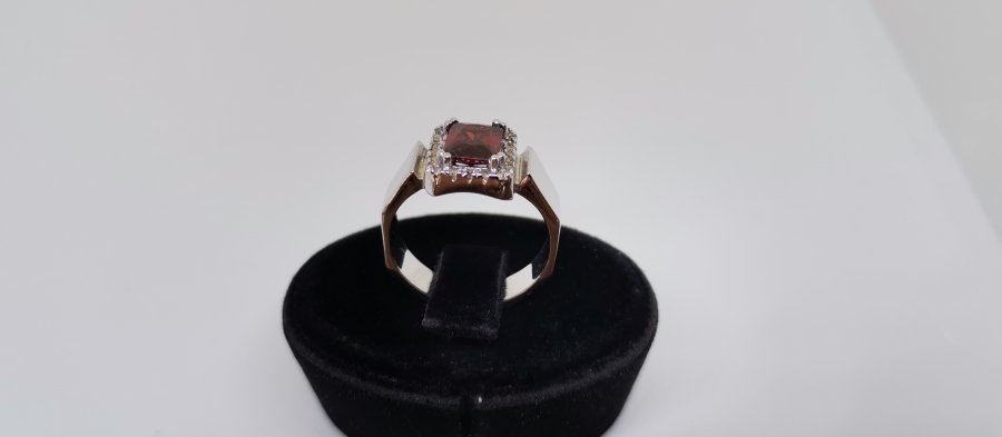 PIRLANTA VE YAKUT TAŞLI BÜYÜK BAGET YÜZÜK