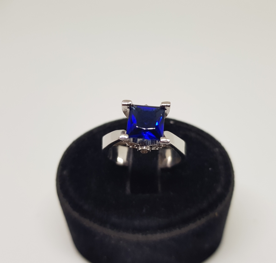 PIRLANTA VE SAFİR TAŞLI KARE ELMAS MODELİ YÜZÜK