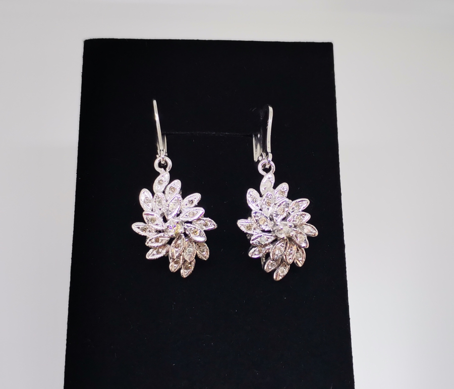 PIRLANTA TAŞLI YAPRAK MODEL KÜPE