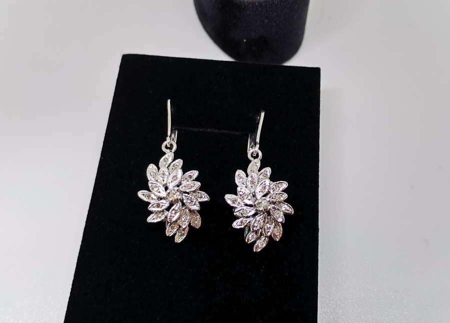 PIRLANTA TAŞLI YAPRAK MODEL KÜPE