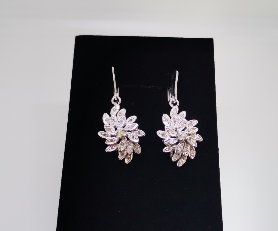 PIRLANTA TAŞLI YAPRAK MODEL KÜPE