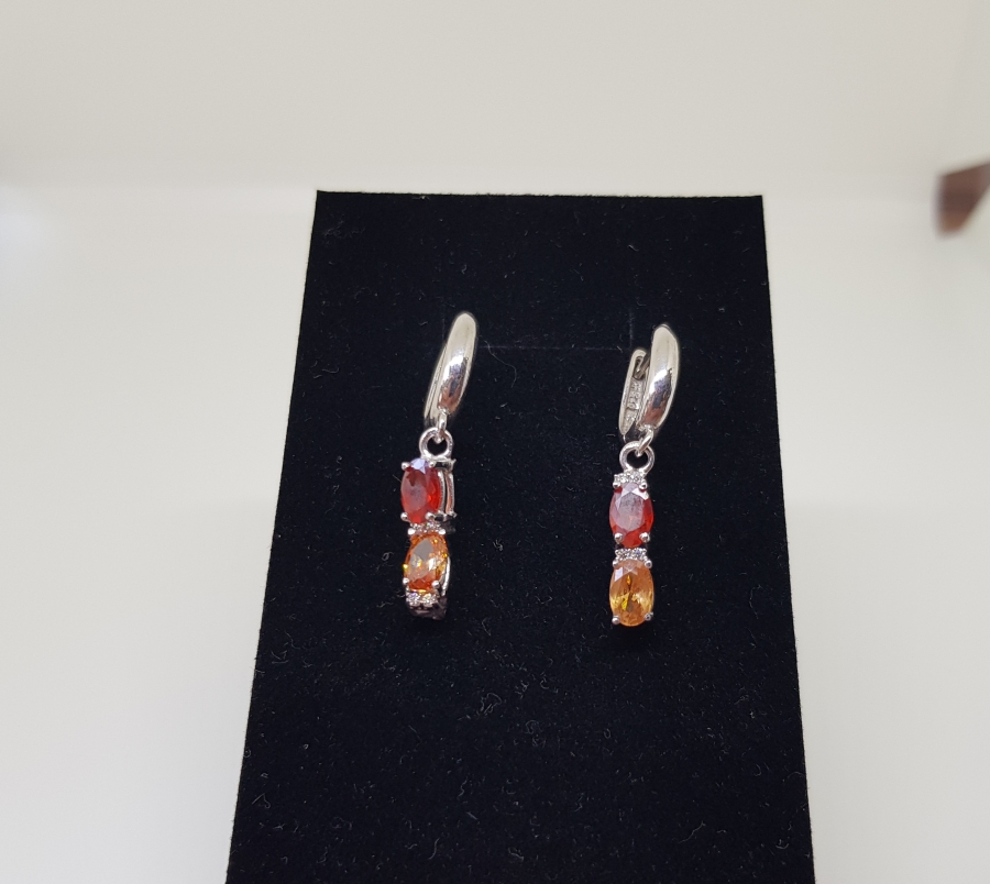 RENK CÜMBÜŞÜ MODELİ PIRLANTA TAŞLI KÜPE