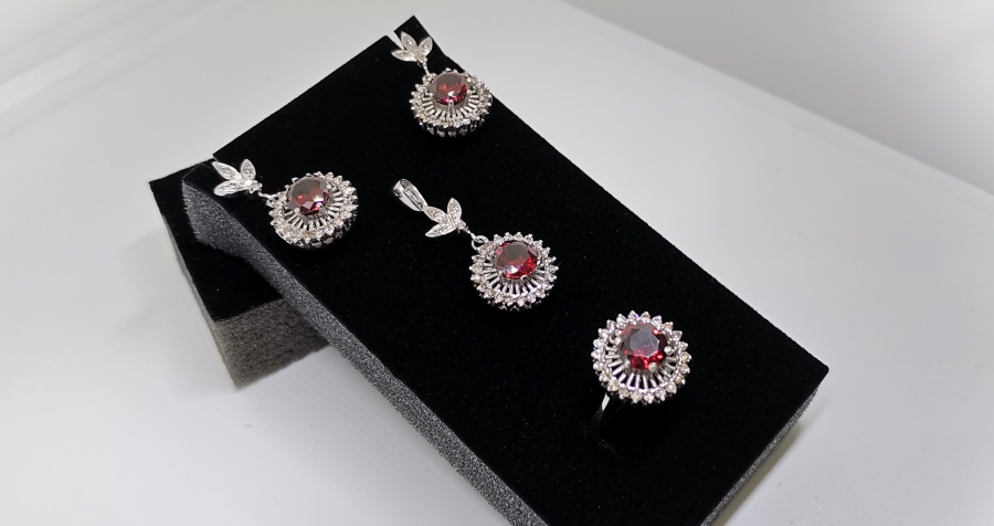 PIRLANTA VE GARNET TAŞLI ÜÇLÜ SET