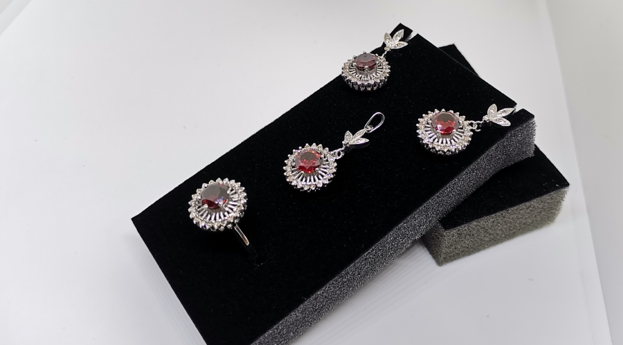 PIRLANTA VE GARNET TAŞLI ÜÇLÜ SET