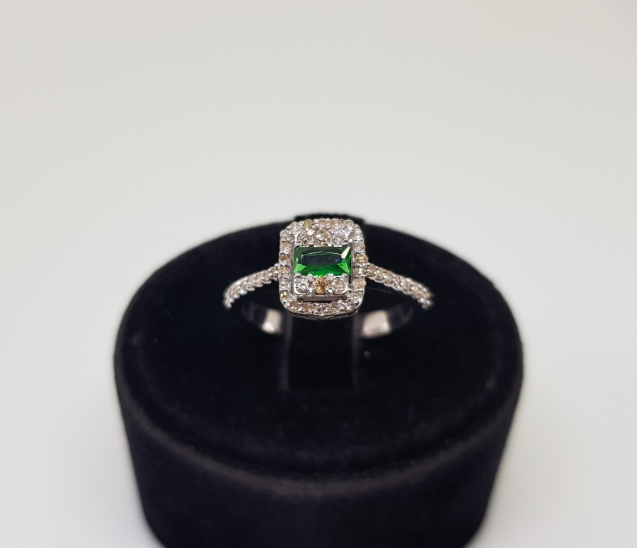 ZÜMRÜT VE PIRLANTA TAŞLI YARIM TUR MODEL YÜZÜK