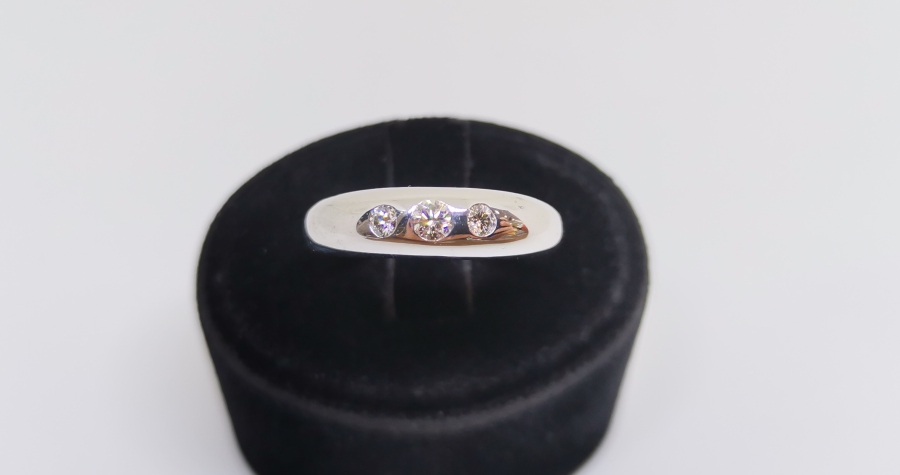 PIRLANTA TAŞLI ALYANS MODEL ÜÇ TAŞ YÜZÜK