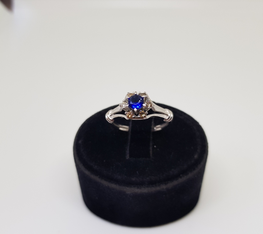 SAFİR VE PIRLANTA TAŞLI KARNİK ÇİÇEĞİ MODELİ YÜZÜK