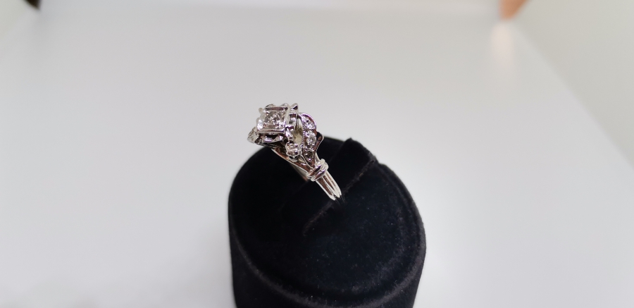 PIRLANTA TAŞLI YAPRAKLI MODEL YÜZÜK