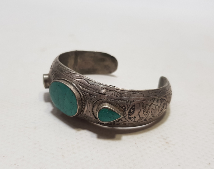 KALEM VE KABARTMA İŞÇİLİKLİ TURKUAZ TAŞLI ANTİKA GÜMÜŞ BİLEZİK - BİLEKLİK