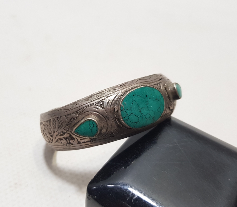 KALEM VE KABARTMA İŞÇİLİKLİ TURKUAZ TAŞLI ANTİKA GÜMÜŞ BİLEZİK - BİLEKLİK