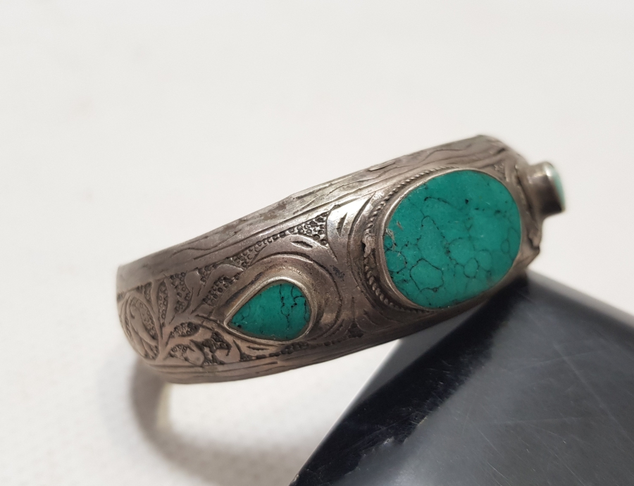 KALEM VE KABARTMA İŞÇİLİKLİ TURKUAZ TAŞLI ANTİKA GÜMÜŞ BİLEZİK - BİLEKLİK