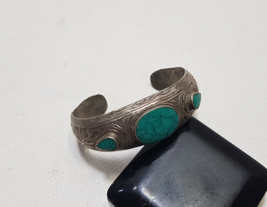 KALEM VE KABARTMA İŞÇİLİKLİ TURKUAZ TAŞLI ANTİKA GÜMÜŞ BİLEZİK - BİLEKLİK