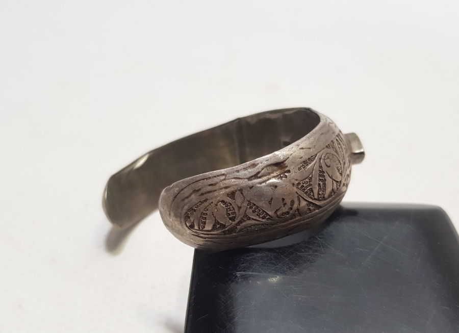 KALEM VE KABARTMA İŞÇİLİKLİ TURKUAZ TAŞLI ANTİKA GÜMÜŞ BİLEZİK - BİLEKLİK