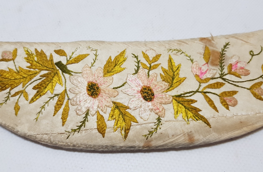 İPEK ATLAS ÜZERİ İPEK İPLERLE İŞLENMİŞ OSMANLI DÖNEMİ HİLAL FORMUNDA İĞNELİK