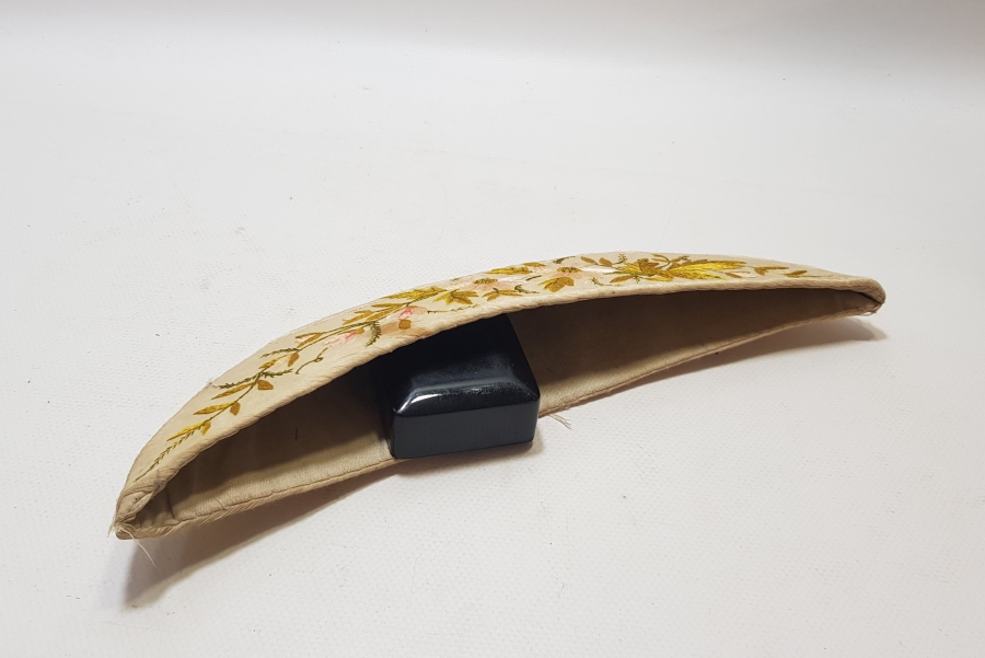 İPEK ATLAS ÜZERİ İPEK İPLERLE İŞLENMİŞ OSMANLI DÖNEMİ HİLAL FORMUNDA İĞNELİK