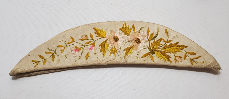 İPEK ATLAS ÜZERİ İPEK İPLERLE İŞLENMİŞ OSMANLI DÖNEMİ HİLAL FORMUNDA İĞNELİK