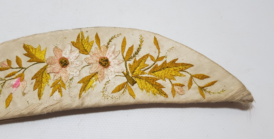 İPEK ATLAS ÜZERİ İPEK İPLERLE İŞLENMİŞ OSMANLI DÖNEMİ HİLAL FORMUNDA İĞNELİK