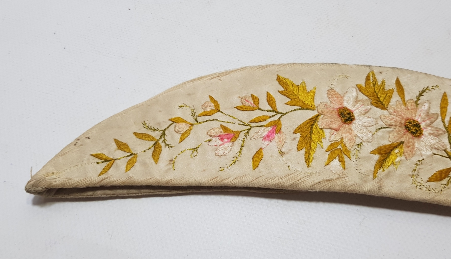 İPEK ATLAS ÜZERİ İPEK İPLERLE İŞLENMİŞ OSMANLI DÖNEMİ HİLAL FORMUNDA İĞNELİK