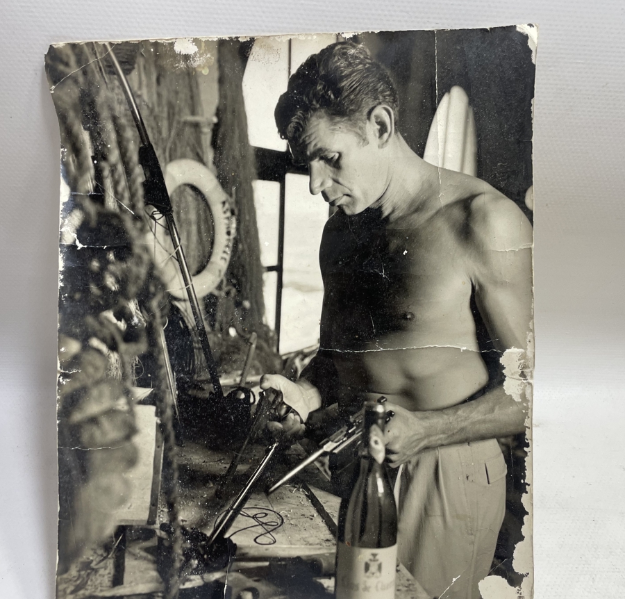 PARABELLUM TEMİZLEYEN ADAM GÖRSELLİ ANTİKA SİYAH BEYAZ BÜYÜK BOY FOTOĞRAF