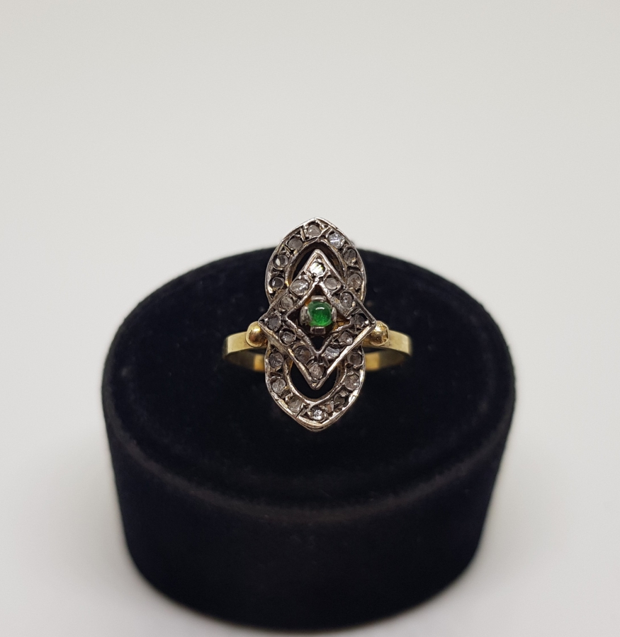 ÖZEL YAPIM ELMAS VE ZÜMRÜT TAŞLI FRANSIZ MEKİĞİ MODEL ANTİKA ALTIN YÜZÜK