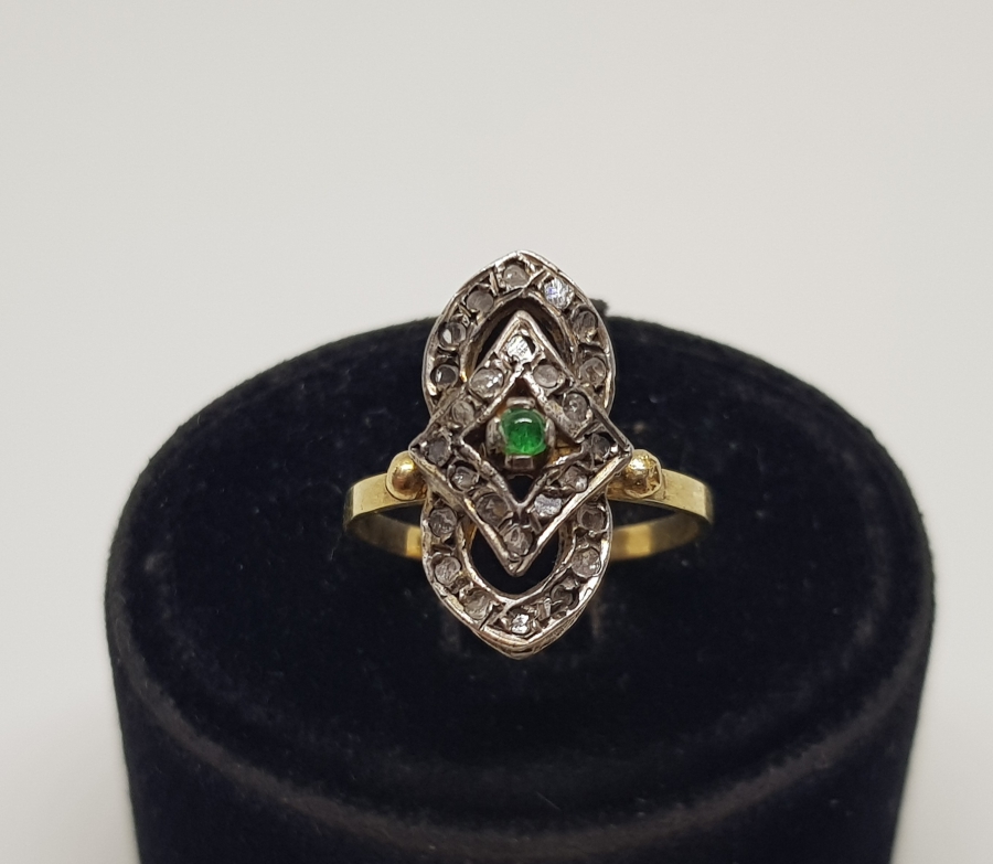 ÖZEL YAPIM ELMAS VE ZÜMRÜT TAŞLI FRANSIZ MEKİĞİ MODEL ANTİKA ALTIN YÜZÜK