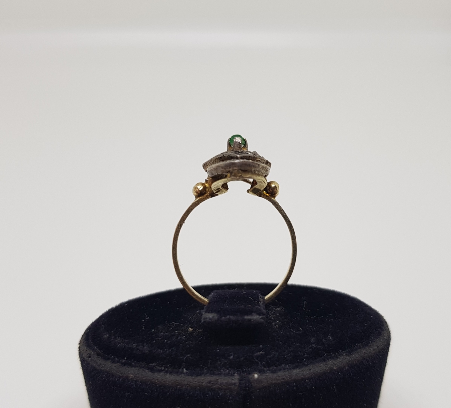 ÖZEL YAPIM ELMAS VE ZÜMRÜT TAŞLI FRANSIZ MEKİĞİ MODEL ANTİKA ALTIN YÜZÜK